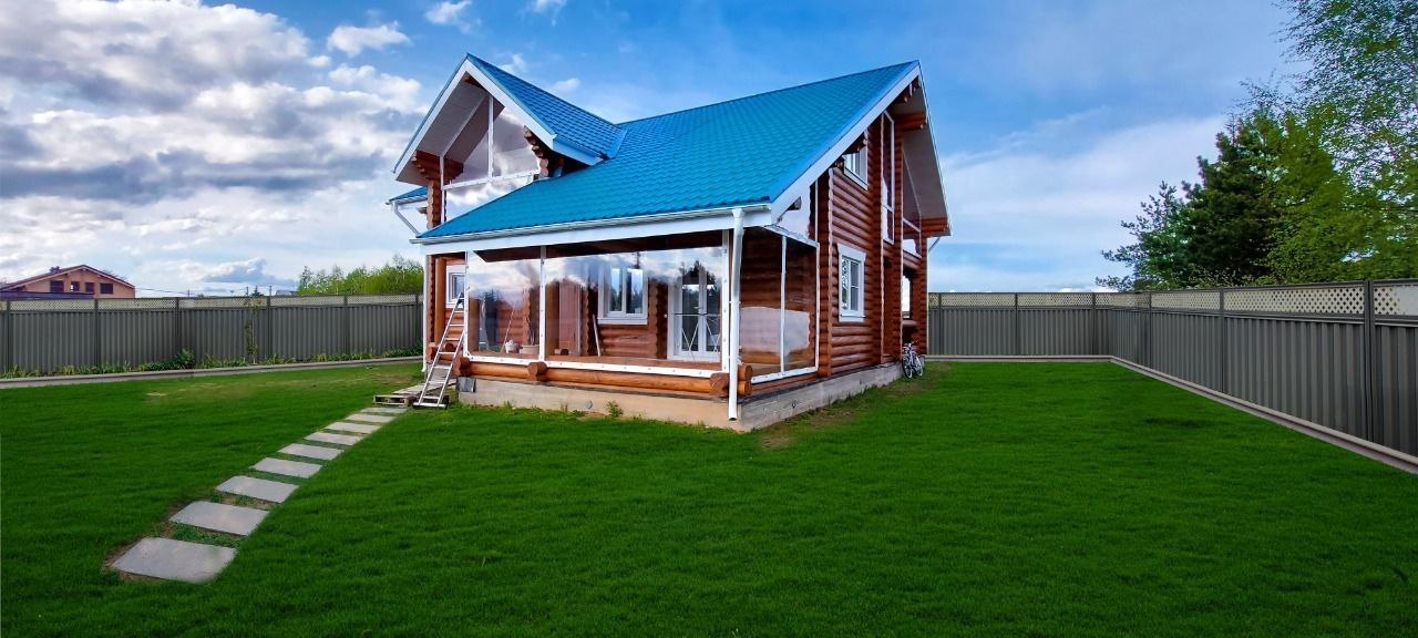 Мягкие окна на веранде загородного дома в Перелешинском